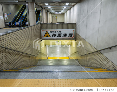 Warning about strong winds when trains approach underground platforms (JR Shin-Nihonbashi Station) 128654478