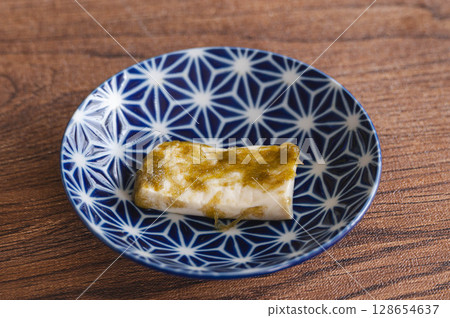 Tofu with grated kelp 128654637