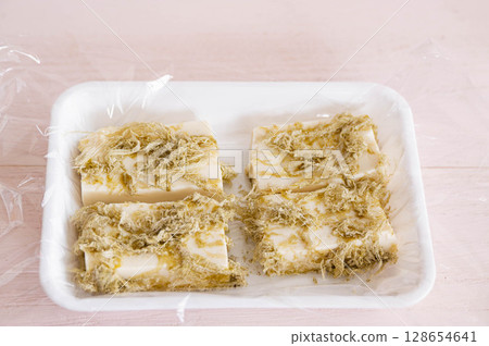 Dip tofu in grated kelp and leave it overnight Dip tofu in grated kelp and leave it overnight 128654641