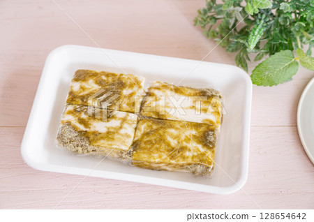 Dip tofu in grated kelp and leave it overnight 128654642