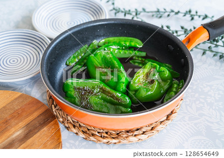 Grilled and marinated green peppers and snow peas 128654649