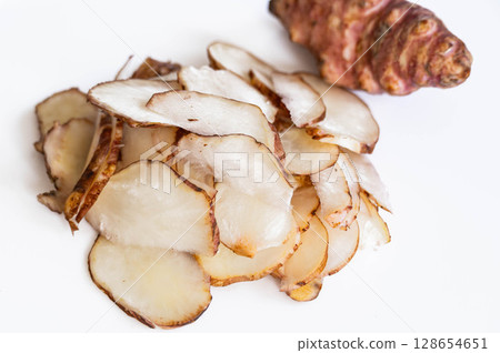 Jerusalem artichoke slices 128654651