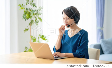 AI 圖片：一位年輕女子正在家中參加線上會議 128655208