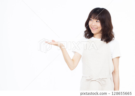 A housewife giving an introduction A housewife giving an introduction 128655665
