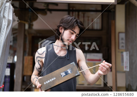 Inbound tourists drawing fortune slips Inbound tourists drawing fortune slips 128655680