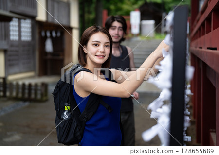 一名入境女子在神社簽到 128655689
