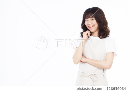 Housewife thinking with a smile 128656084