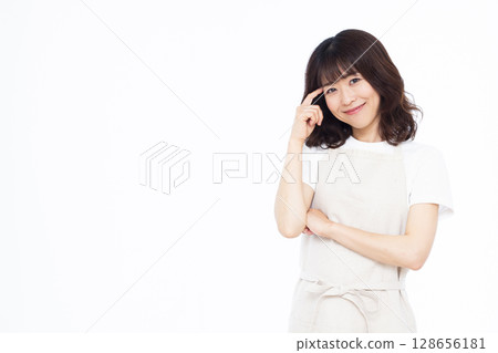家庭主婦微笑思考 128656181