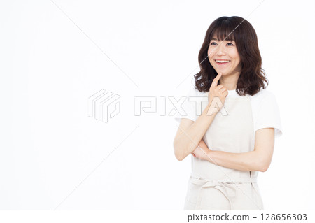 Housewife thinking with a smile Housewife thinking with a smile 128656303