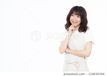 家庭主婦微笑思考 128656304