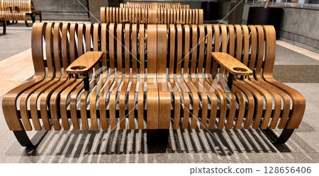 The modern wooden bench fits perfectly into the modern environment and is ideal for public spaces for the waiting room for transport at the train station 128656406