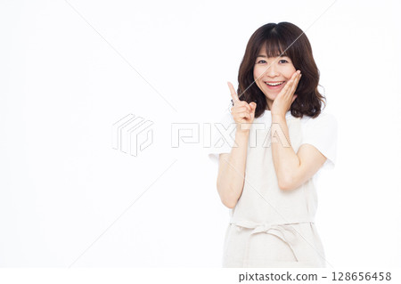 Housewife pointing Housewife pointing 128656458