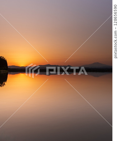 從野野村水庫看到的鳥海山和夕陽 128656590