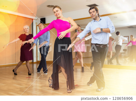 woman horeografer dances contemporary dance 128656906