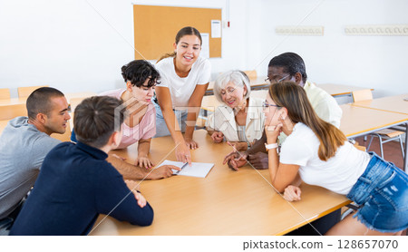 Group of people attending language course 128657070
