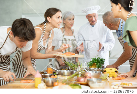 Young woman talking with participants at group culinary class 128657076