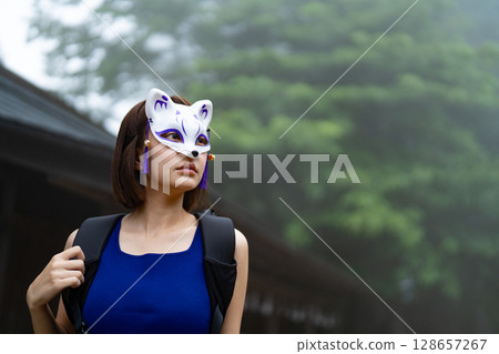 戴著狐狸面具的女人 戴著狐狸面具的女人 128657267