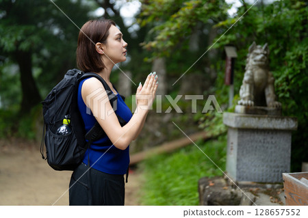 參拜神社的入境遊客 128657552