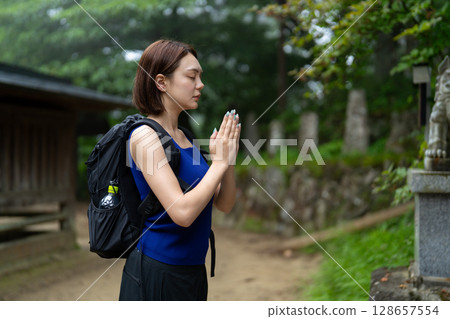 參拜神社的入境遊客 128657554