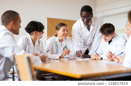Professor explaining subject to group of medical students 128657814