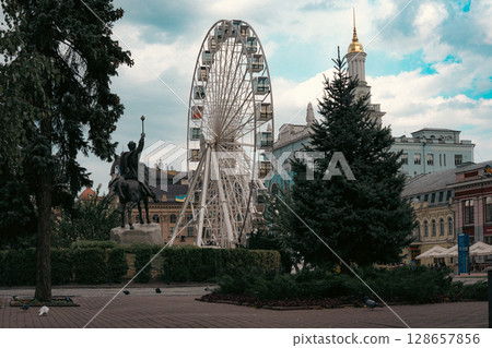 Ferris wheel and Bohdan Khmelnytsky monument on Kontraktova Square, Kyiv, Ukraine 128657856