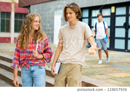 Teens going home after school 128657930