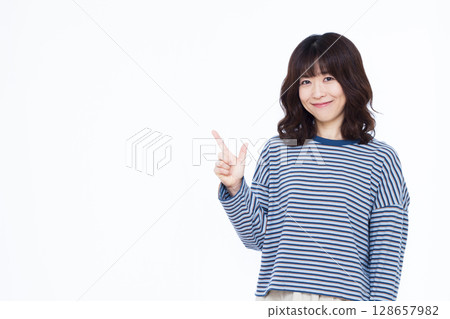 指著手指的女人 128657982