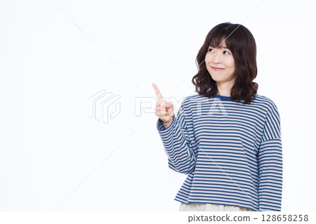 女人指著 128658258