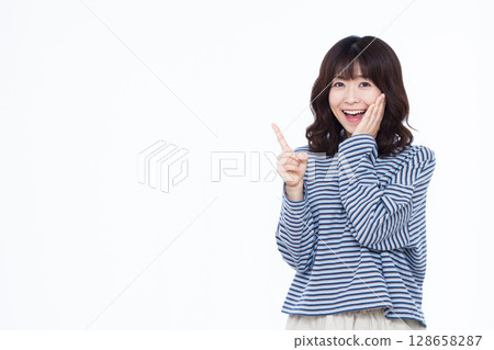 woman pointing finger woman pointing finger 128658287