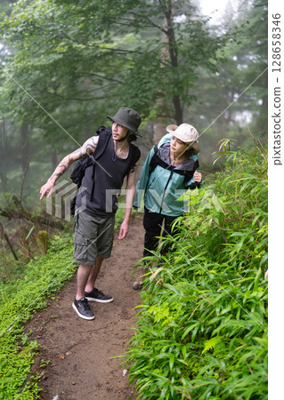 入境夫婦徒步旅行 128658346