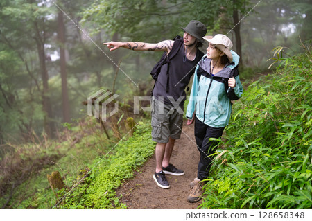 入境夫婦徒步旅行 128658348