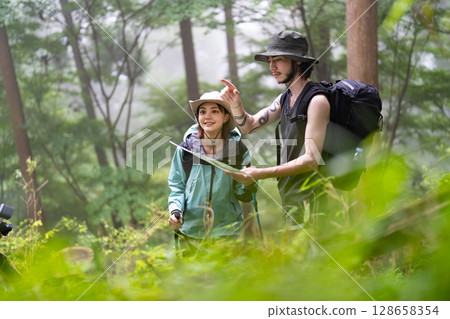 入境夫婦徒步旅行 128658354