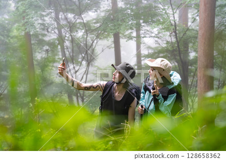 入境夫婦徒步旅行 128658362