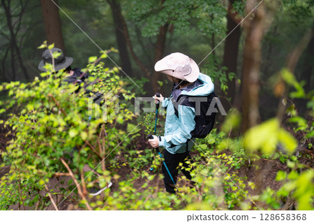 Inbound couple hiking Inbound couple hiking 128658368