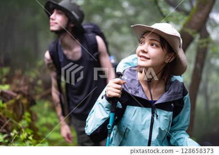 入境夫婦徒步旅行 128658373