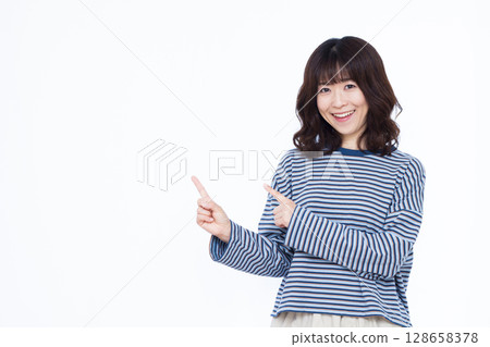 指著手指的女人 128658378