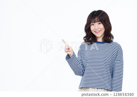 指著手指的女人 128658380