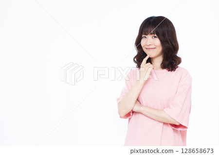 微笑著思考的女人 微笑著思考的女人 128658673