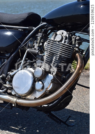 只有大型單缸引擎才能發出的清脆引擎聲—YAMAHA SR400 128659625