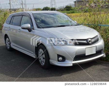 Car parked in the parking lot (Toyota Corolla Fielder 3rd generation early model 1.5G Aero Tourer) 128659644