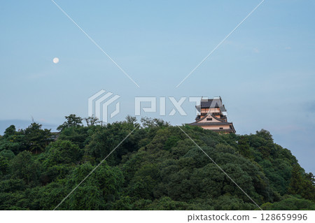 這是從毗鄰國寶犬山城的犬山有樂園英迪格酒店 (Hotel Indigo Inuyama Urakuen) 拍攝的城堡及其內部的照片。 128659996