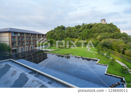 A photo of the castle and its interior taken from Hotel Indigo Inuyama Urakuen, adjacent to the national treasure Inuyama Castle. 128660011