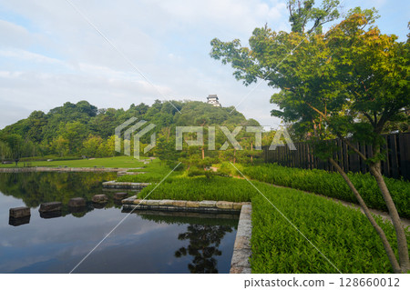 這是從毗鄰國寶犬山城的犬山有樂園英迪格酒店 (Hotel Indigo Inuyama Urakuen) 拍攝的城堡及其內部的照片。 128660012