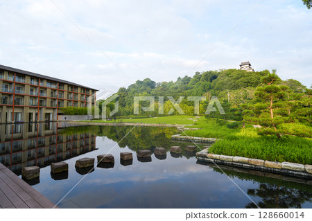 A photo of the castle and its interior taken from Hotel Indigo Inuyama Urakuen, adjacent to the national treasure Inuyama Castle. 128660014