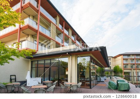 A photo of the castle and its interior taken from Hotel Indigo Inuyama Urakuen, adjacent to the national treasure Inuyama Castle. 128660018