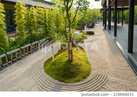 A photo of the castle and its interior taken from Hotel Indigo Inuyama Urakuen, adjacent to the national treasure Inuyama Castle. 128660031