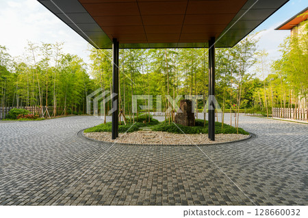 A photo of the castle and its interior taken from Hotel Indigo Inuyama Urakuen, adjacent to the national treasure Inuyama Castle. 128660032