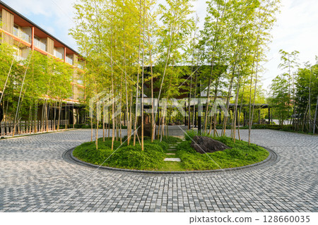 A photo of the castle and its interior taken from Hotel Indigo Inuyama Urakuen, adjacent to the national treasure Inuyama Castle. 128660035