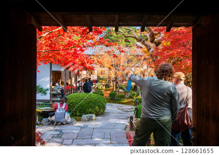 Foreign tourist family at gate enjoy Enkoji temple in fall, Kyoto Foreign tourist family at gate enjoy Enkoji temple in fall, Kyoto 128661655