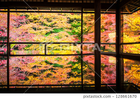 autumn foliage colors with reflect on table of Rurikoin temple, Kyoto autumn foliage colors with reflect on table of Rurikoin temple, Kyoto 128661670